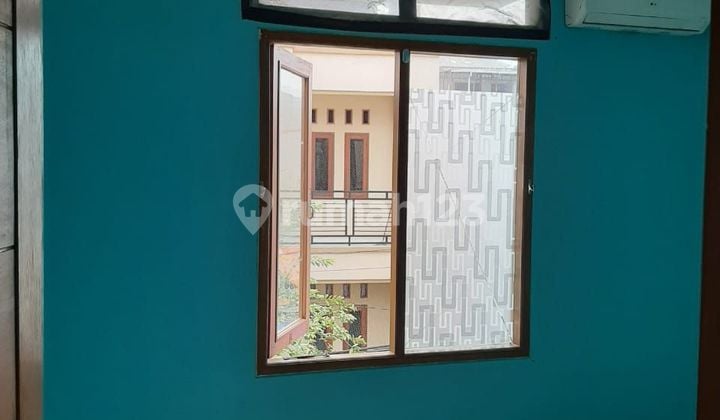 Rumah 2 Lantai, Lokasi Strategis Di Tengah Kota. Shm