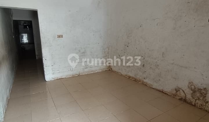 Car Access Road, 1½ Story House