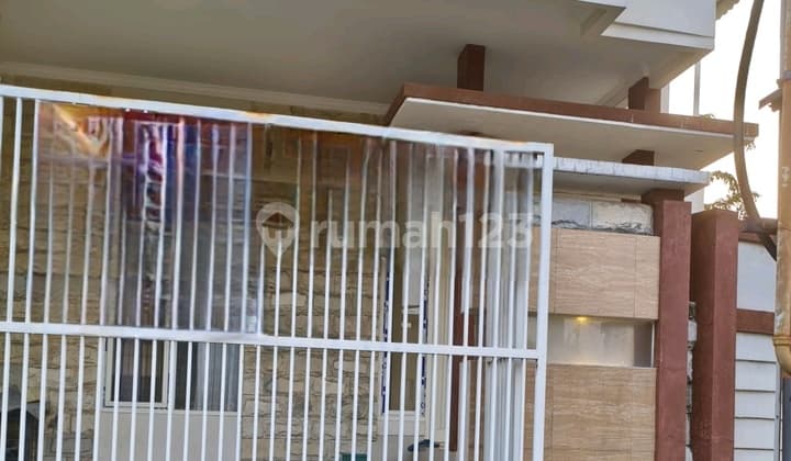 Rumah 2Lt Minimalis Hook Kutisari Indah Dekat Uk Petra