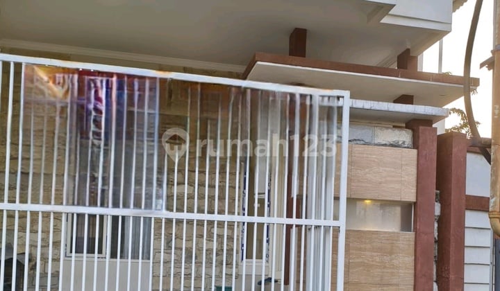 Rumah 2Lt Minimalis Hook Kutisari Indah Dekat Uk Petra