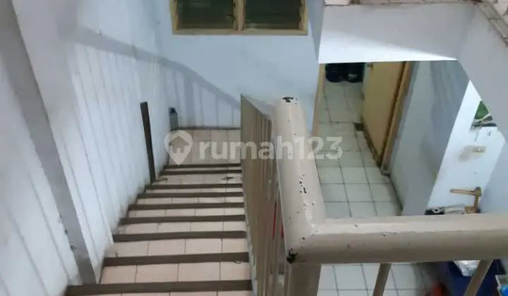 Disewakan Rumah di Pejagalan 2 Tingkat Depan Jalan Raya & Ruko