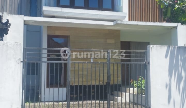 Rumah Modern Minimalis Dua Lantai di Kawasan Elite Renon