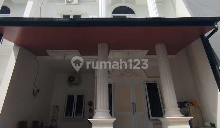 Rumah Classik Modern Jakarta Timur