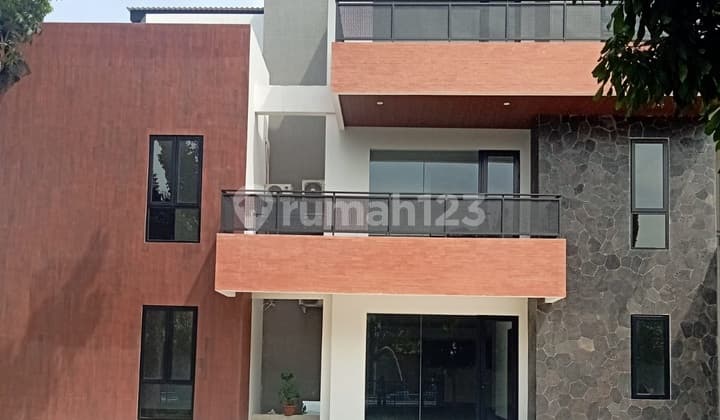 Rumah 3 Lantai Ada Lift di Sutera Palmyra, Alam Sutera