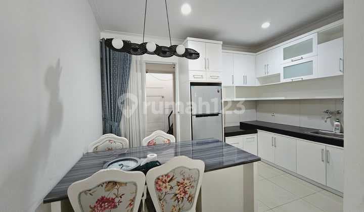 Rumah Bagus Greenlake 3 Lantai Lokasi Strategis