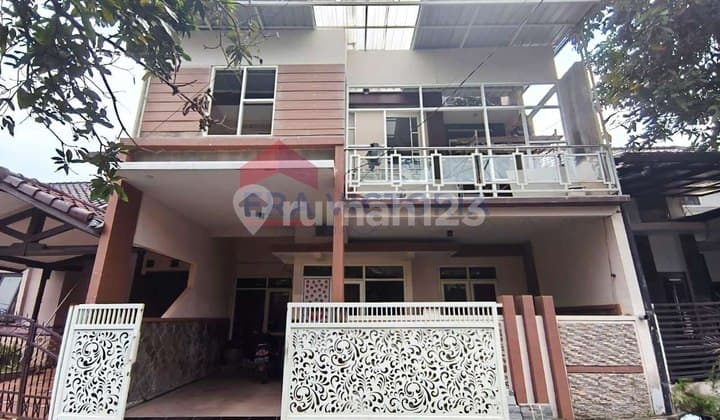 Rumah 2,5 Lantai Perumahan One Gate System Perumahan Taman Sulfat, Akses Mudah ke Tengah Kota.