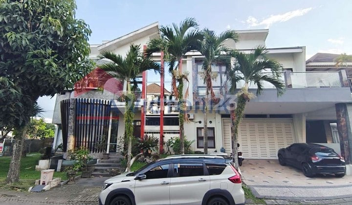Dijual Rumah Besar Area Klojen di Ijen Nirwana, Semi Furnished, Ada Kolam Ikan dan Mini Garden.