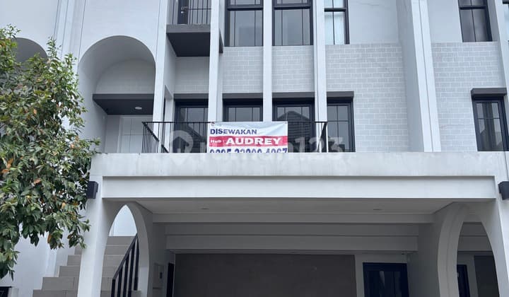 Disewakan Rumah 3 Lantai Rapi Semi Furnish di Aether Greenwich BSD