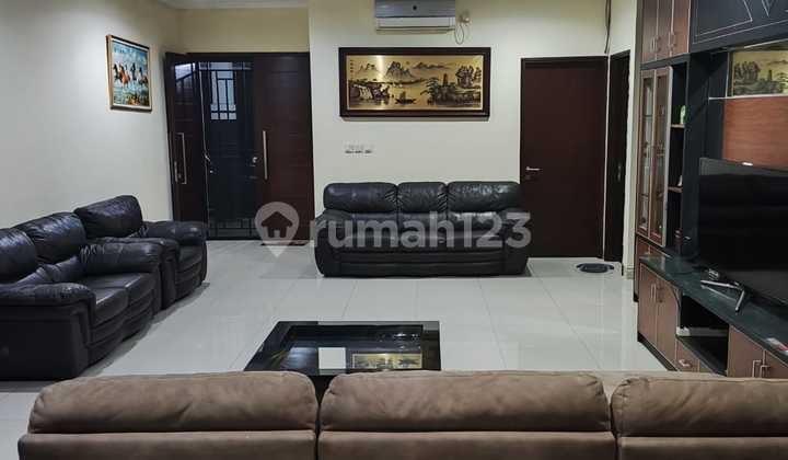 Rumah 2 Lantai Luas Rapi Semi Furnished Siap Huni di Modernland