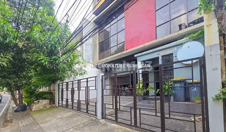 Ruko 4 Lantai Strategis Selangkah dari Bendungan Hilir Raya - Cocok untuk Kantor & Usaha