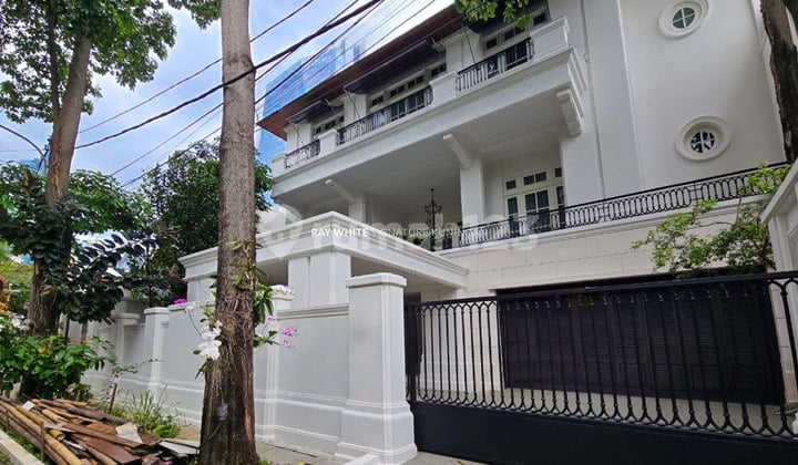 Rumah Mewah Design American Classic di Komplek Elite Mega Kuningan