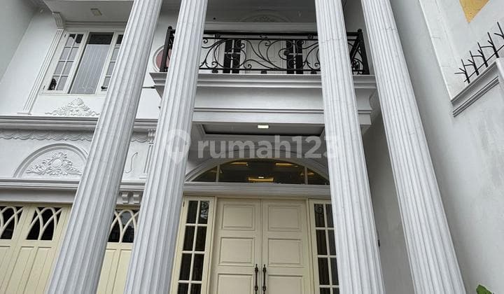 Rumah Cantik Classsic Amerika 2.Lantai Lokasi Sangat Trategis