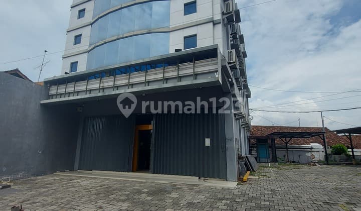 Ruko 3 Lantai + 1 Basement Bekas Bank di Banyuwangi, Sangat Bagus Strategis, Harga Nego