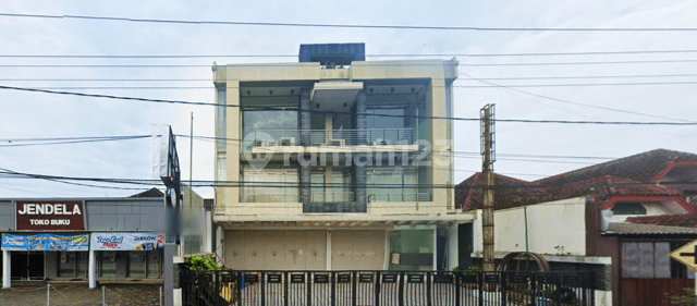 Disewakan Ruko 3 Lantai Eks Bank, Kondisi Bagus Sangat Layak Dipakai, Strategis di Magelang Tengah