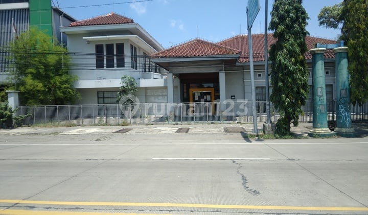 Dijual Ruang Usaha Multi bangunan 2 Lantai Bekas Bank Cocok Untuk Komersial, Strategis di Tegal, Harga