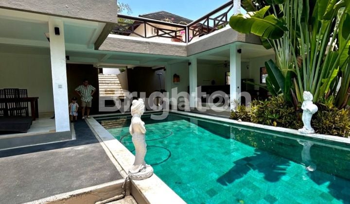VILLA INI MENYAJIKAN SUASANA PEDESAAN DAN KENYAMANAN BAGI PENGHUNINYA