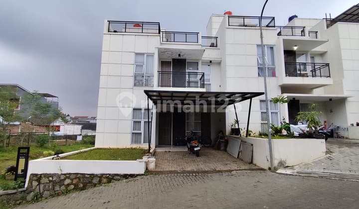 Paling Murah! Rumah 2 Lantai Plus Rooftop di Kota Cimahi