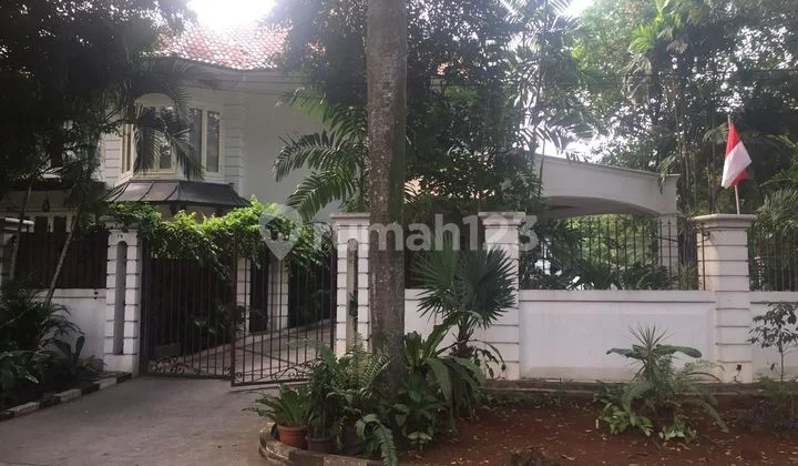 Dijual Rumah Mewah American Classic di Selong Kebayoran Baru - Lt 900 M², Pool, Hook