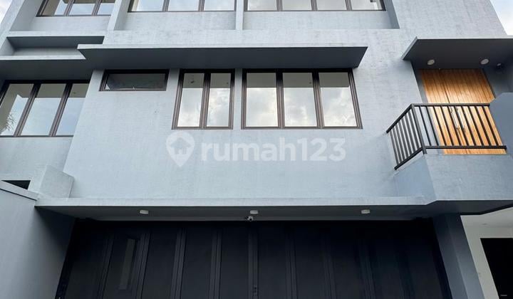 Dijual Rumah Baru 3 Lantai + Rooftop di Kemang | Modern Industrial | Private Pool