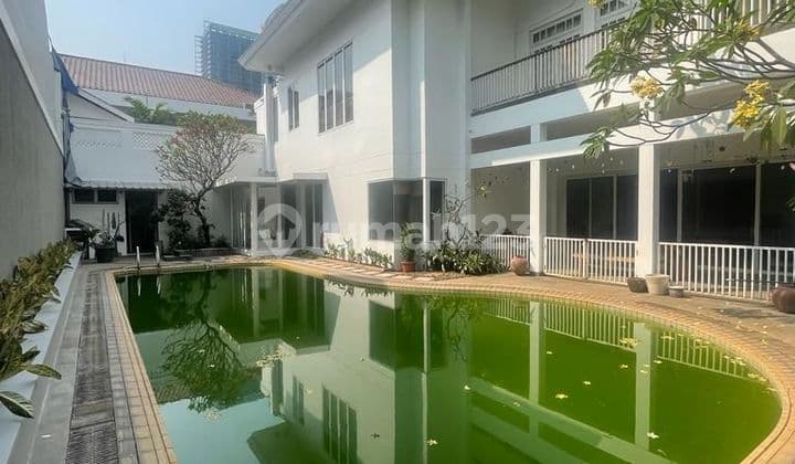 Disewakan Rumah Kontemporer dengan Private Pool di Mega Kuningan - Lt 520 M², Lingkungan Tenang & Eksklusif
