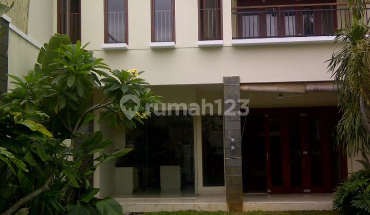 Disewakan Rumah Mewah dengan Kolam Renang di Kemang - Jakarta Selatan | 5 Kamar Tidur