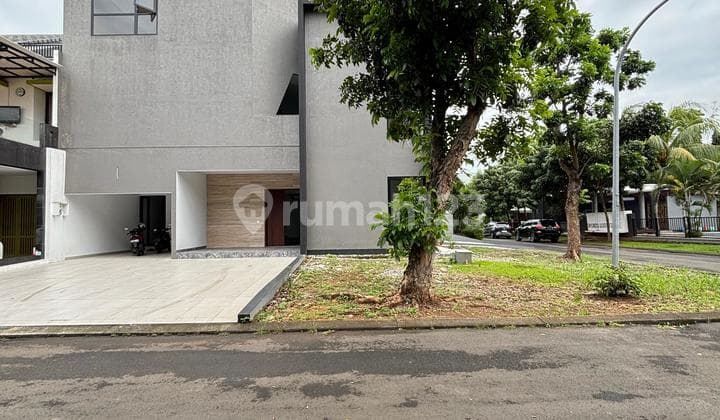 Rumah Ada Lift 3 Lantai View Kolam Renang Club House di Alam Sutera