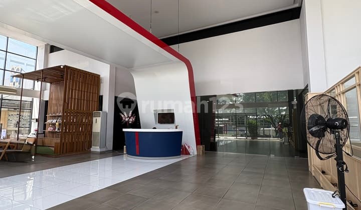 Disewakan Gedung 3 Lantai EX Showroom & ada Kantor di Alam Sutera
