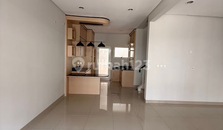 Di Sewakan Rumah 2 Lantai 3 Kamar Tidur Siap Huni dan Rapiii