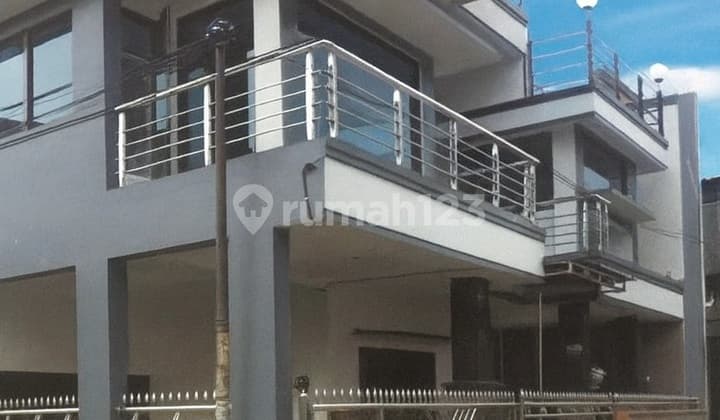 Rumah 3 lantai Siap Huni dekat Tol Jatiwarna Pondokmelati, Bekasi