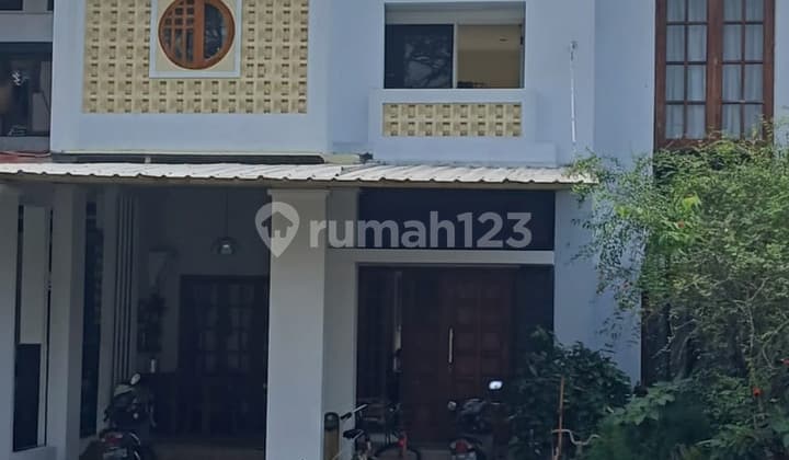 Rumah 2 Lantai Semi Furnished Siap Huni di Grand Wisata, Bekasi