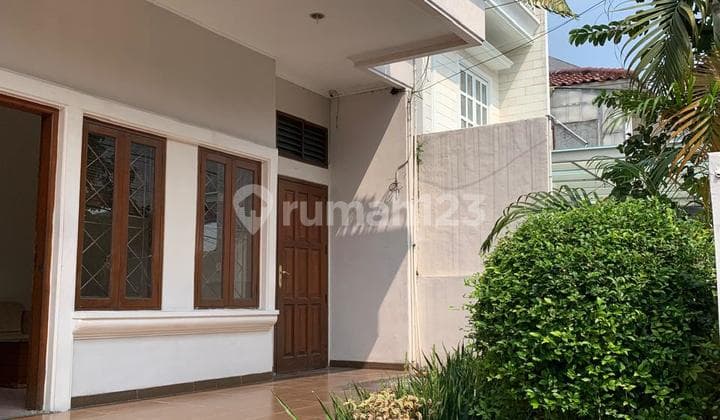 Rumah Kontrakan Bagus Semi Furnished SHM Pondok Indah, Jakarta Selatan