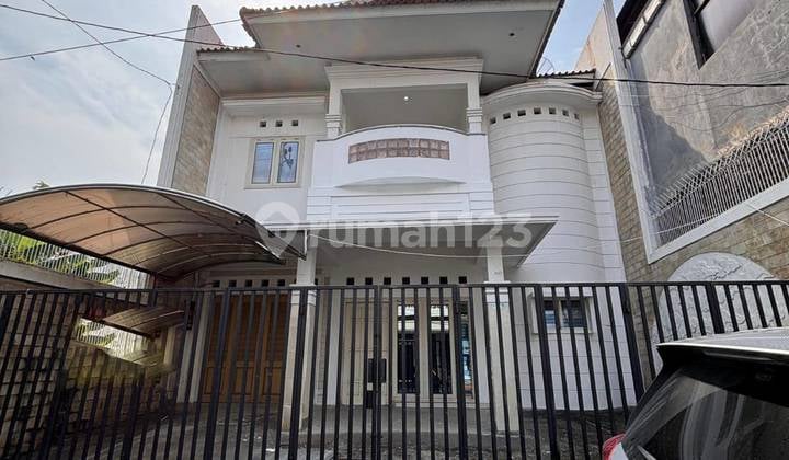 Strategic Midtown House on West Taman Seteran Street, Semarang Strategic Midtown House on West Taman Seteran Street, Semarang