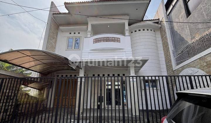 Strategic Midtown House on West Taman Seteran Street, Semarang