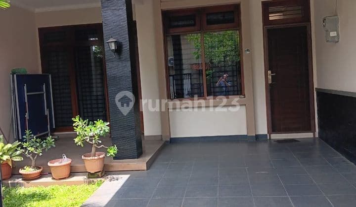 Rumah Cantik Minimalis Dekat Tol di Pondok Kelapa Jakarta Timur .