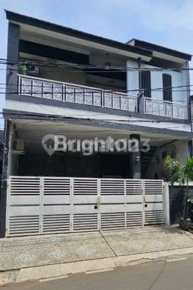 Rumah 3 Lantai Full Furnish Siap Huni di Kramat Jati