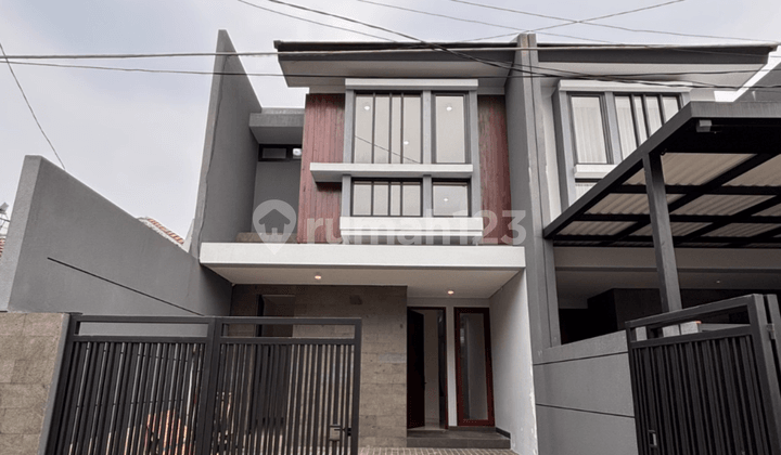 Prime Location, Premium Building Quality Manyar Kertoadi House