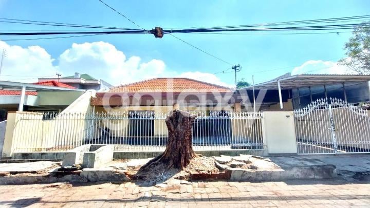 DIJUAL RUMAH KLASIK DEKAT GALAXY MALL DI SURABAYA TIMUR KOMPLEK PERUMAHAN DHARMAHUSADA UTARA SURABAYA