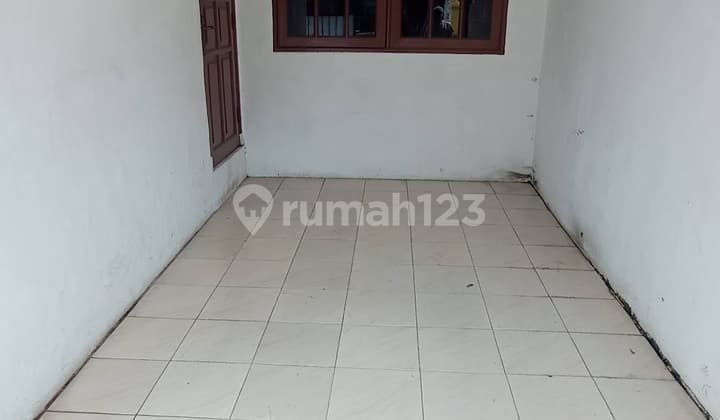Taman, Garasi Besar, Komplek Aman Disewakan Rumah 3 Lantai di Rawamangun #1421