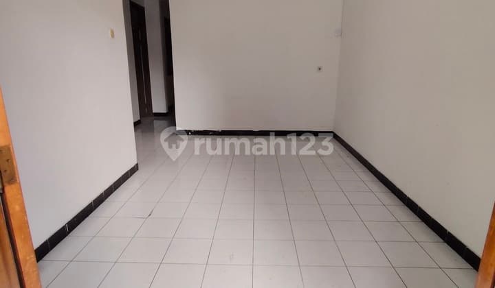 Rumah bisa untuk Usaha Dekat ke Jalan Utama Taman Kopo Indah