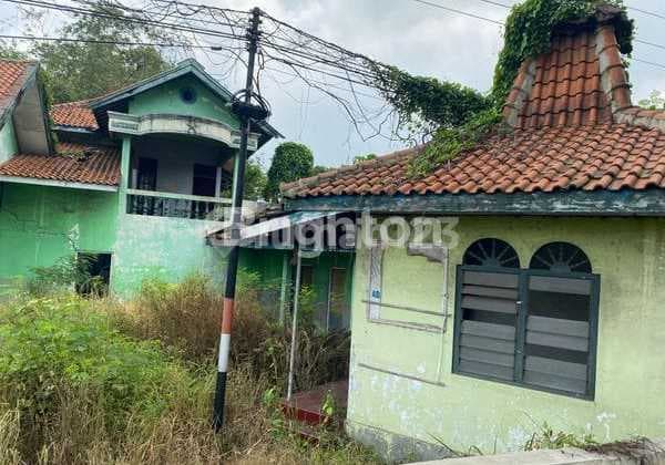 Investasi Strategis! Tanah Hook Tepi Jalan + Bonus Bangunan