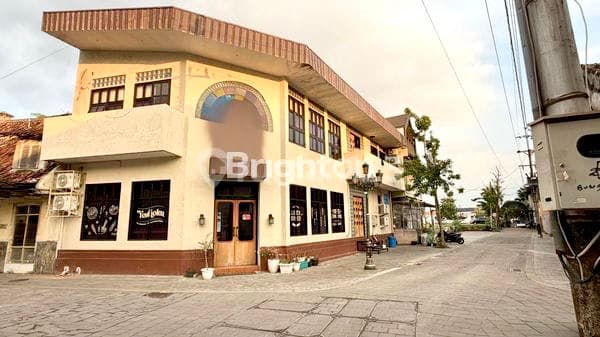 A building with Classic and Antique Design on Jalan Kedasih