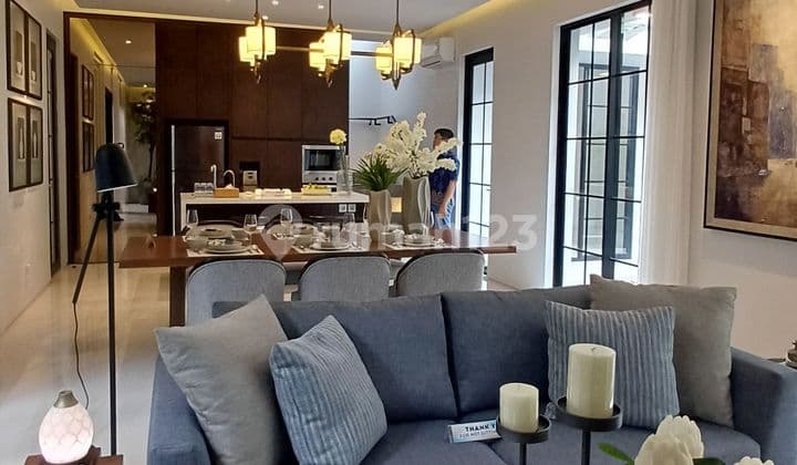 Dijual Rumah Mewah Dekat Pakuwon Mall