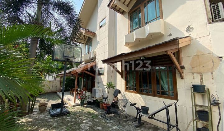 Rumah Indah Posisi Hook Lokasi Stretagis di Kebayoran Baru, Petogagan - Jakarta Selatan