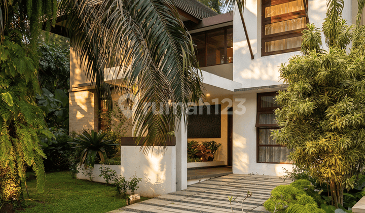 Dijual Rumah Full Furnished SHM di Cluster Versailles Residence