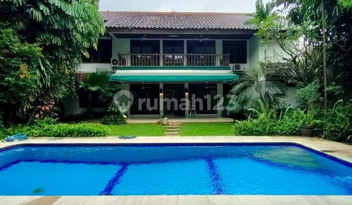 Rumah Sewa 2 Lantai Luas, Bagus, Kokoh, Asri dan Nyaman Semi Furnished di Kemang