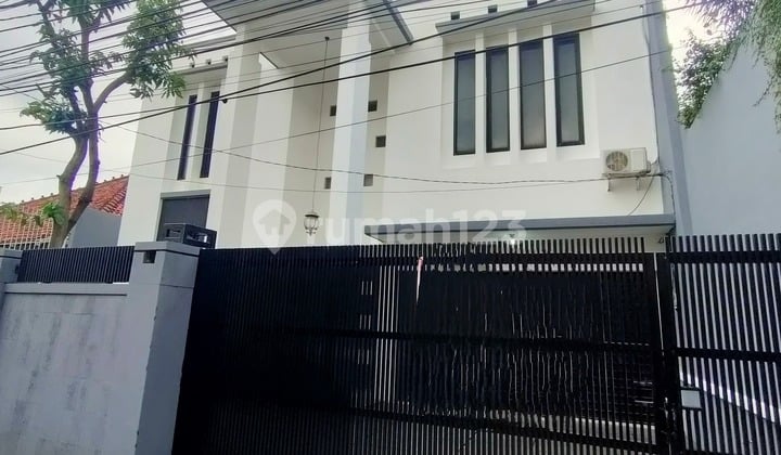 Rumah Modern Minimalis 2 Lantai di Cilandak Semi Furnished