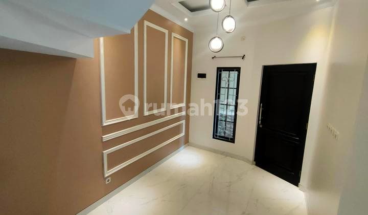 Bebas Banjir, Rumah Semi Furnished 3 Lantai