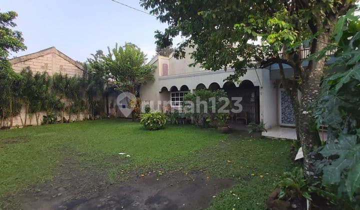 Di Jual Rumah Asri, Taman Luas di Bojong Sari Depok