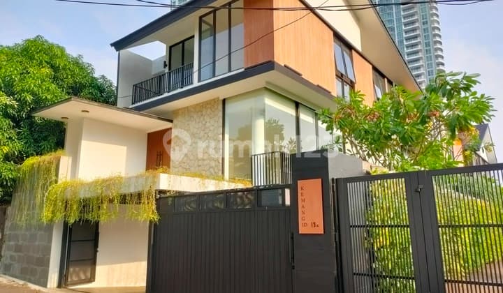 Kemewahan Rumah 3 Lantai Dengan Kolam Renang Pribadi di Kemang