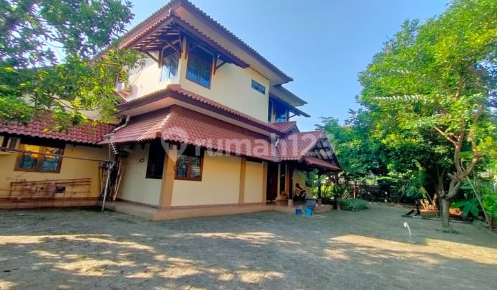 Rumah Idaman 2 LT dengan Halaman dan Taman Luas di Tanah Baru